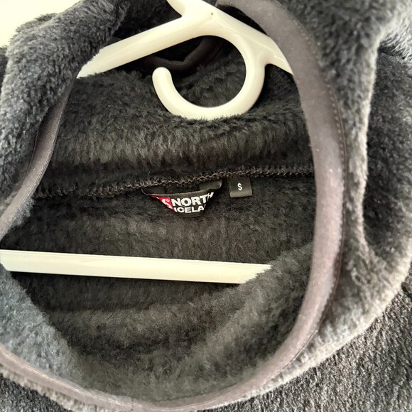 66 North Mosfell Hooded Pullover Fleece | Black - Picture 3 of 3